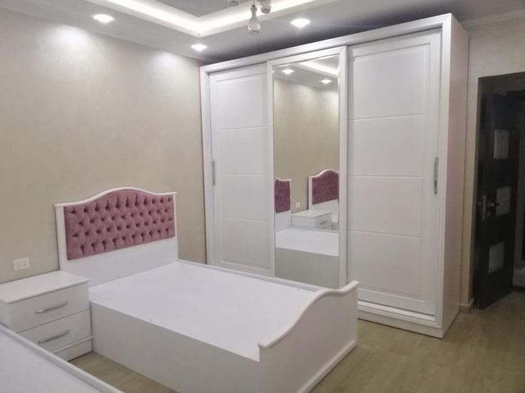 Private room with wardrobe at The Velvet Rose