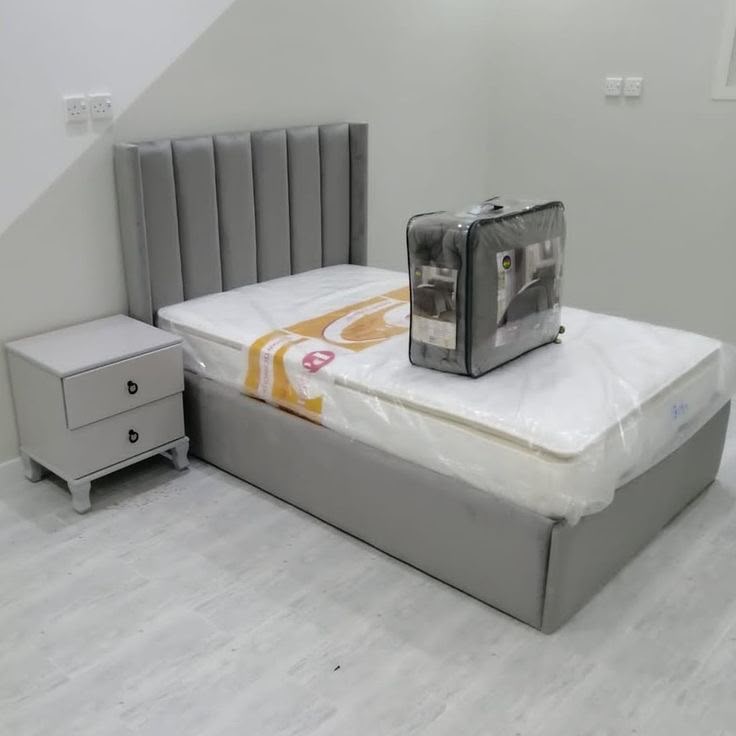 Independent single room with upholstered bed